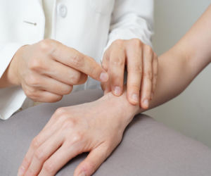 Nosisz ją na nadgarstku? Lekarze ostrzegają: ten niewinny nawyk może doprowadzić nawet do sepsy