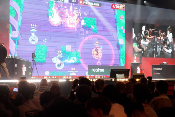 Widownia turnieju e-sportowego Brawl Stars na PGA. Na ekranach zawodnicy i gra. O pasji gamerów przeczytasz na Eska.