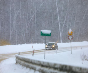 Ostróda w centrum śnieżycy. Burmistrz nocą ratował ludzi. Kierowcy nocowali w urzędzie
