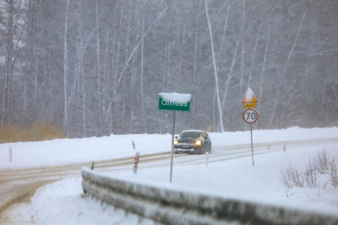Ostróda w centrum śnieżycy. Burmistrz nocą ratował ludzi. Kierowcy nocowali w urzędzie