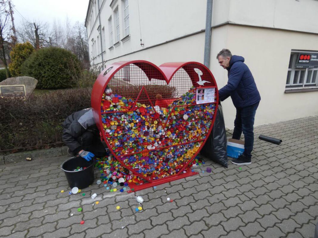 Grajewo. Mieszkańcy błyskawicznie wypełnili nakrętkami czerwone serce [ZDJĘCIA]