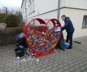 Grajewo. Mieszkańcy błyskawicznie wypełnili nakrętkami czerwone serce [ZDJĘCIA]