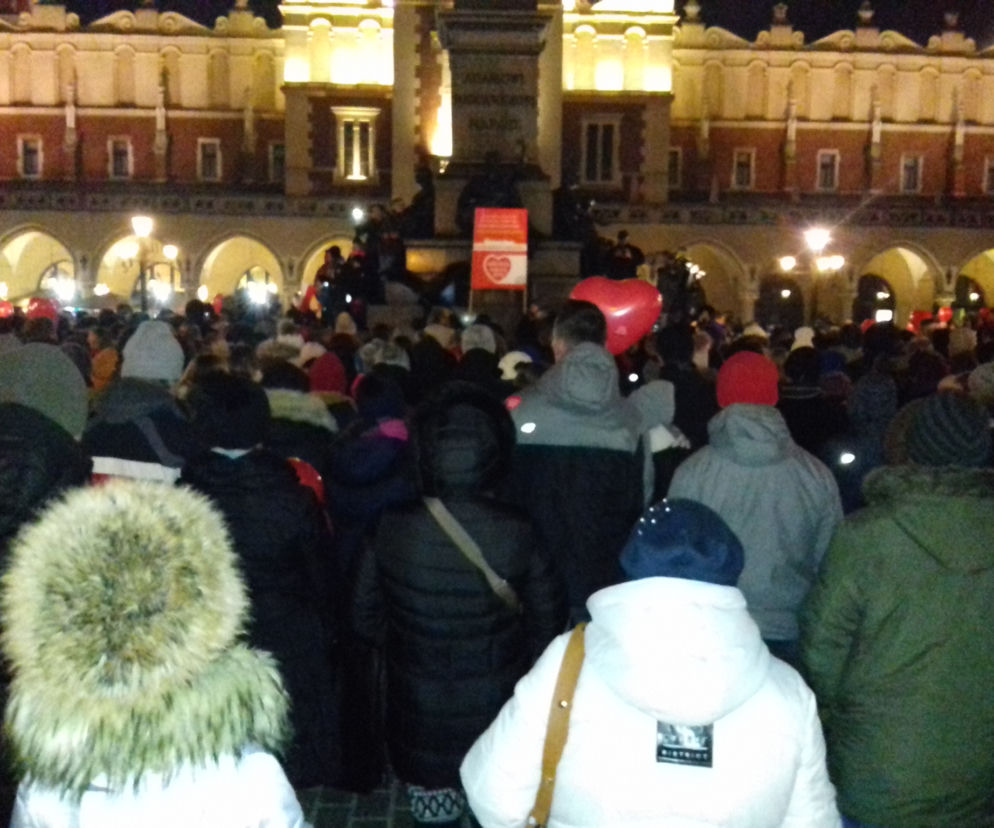 W niedzielny wieczór były tłumy na Rynku Głównym