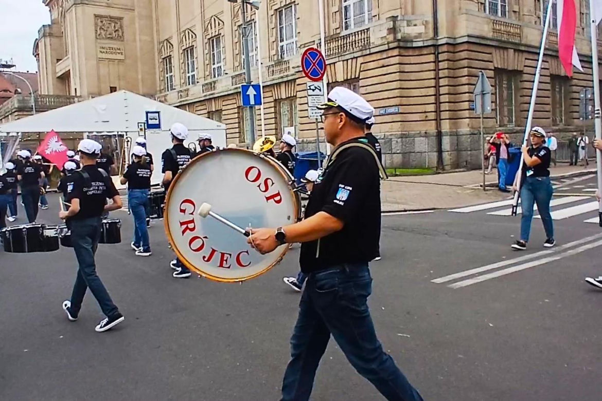 Przemarsz orkiestr dętych podczas finału TTSR 2024