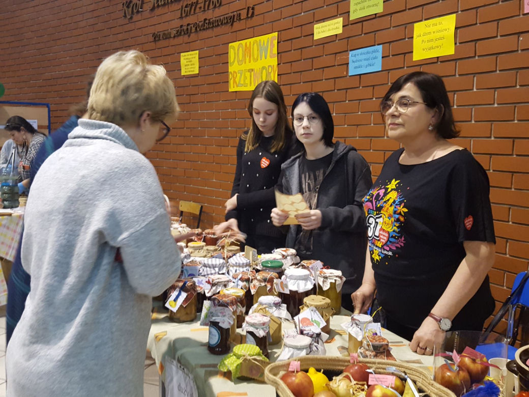 Grali dla WOŚP w szkole i przed nią. Festyn Rodzinny w Szkole Podstawowej nr 13 w Lesznie