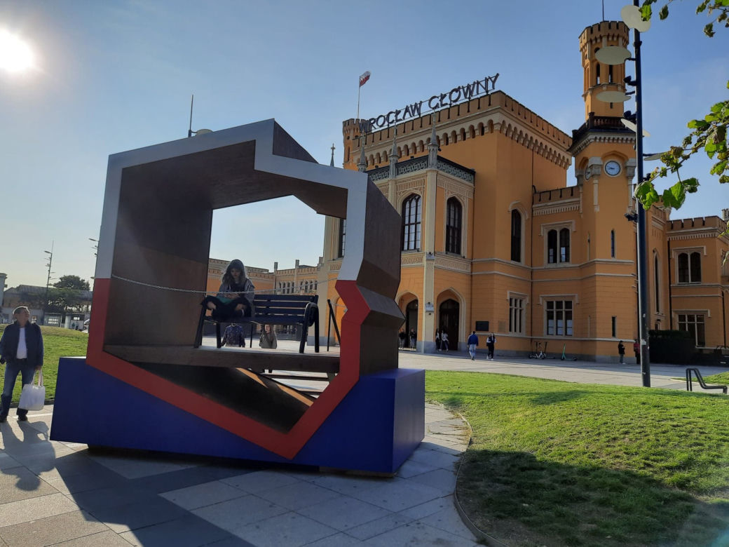 Instalacja stanęła przed Dworem Głównym PKP