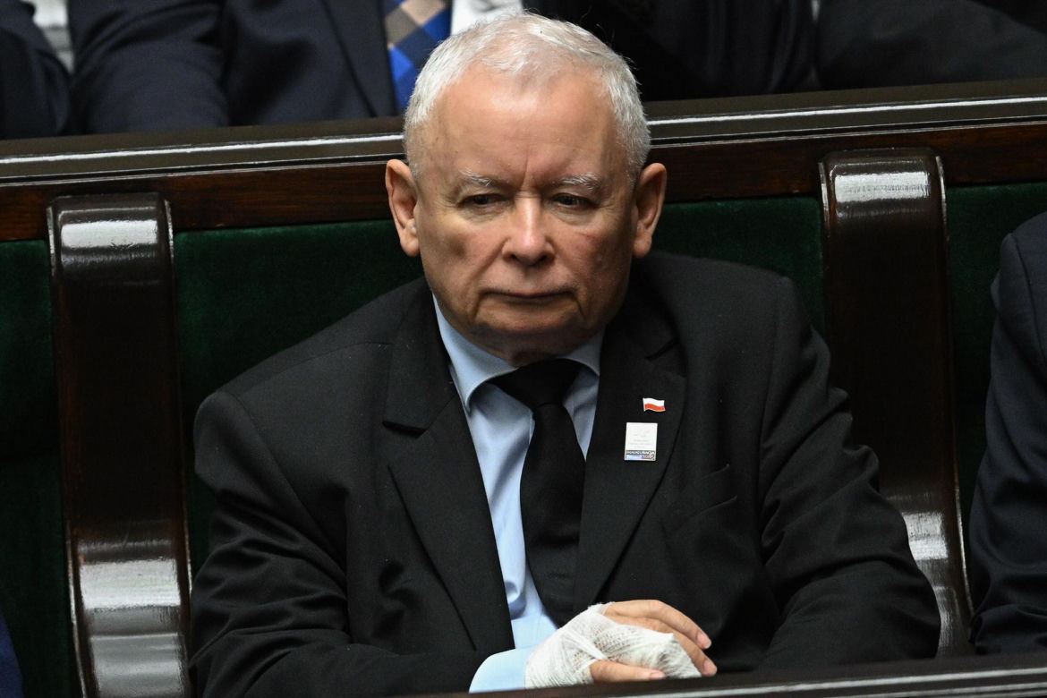Jarosław Kaczyński z palcem w bandażu