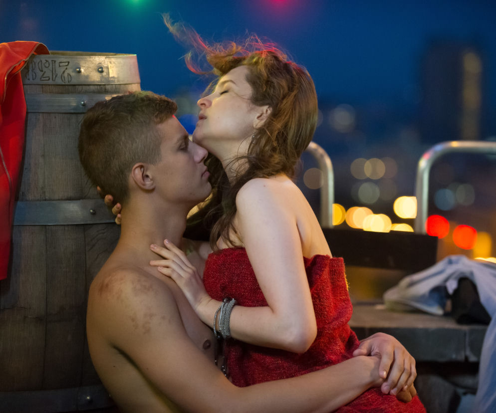 Na Wspólnej odc. 2198. Dominik (Mateusz Gąsiewski), Kasia (Julia Chatys)