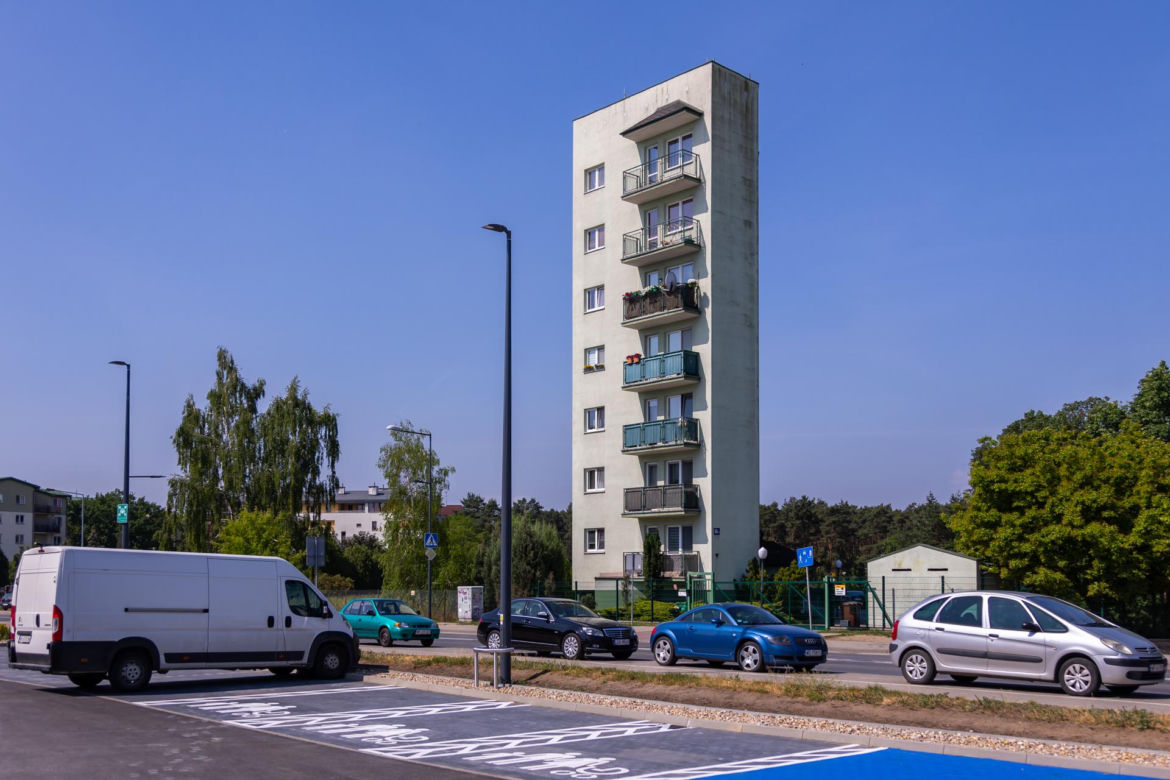 Oto najwęższy blok w Warszawie - zdjęcia budynku z Odkrytej 55C