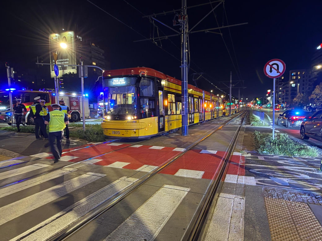 Kobieta wpadła pod Tramwaj w Warszawie. Jest w ciężkim stanie
