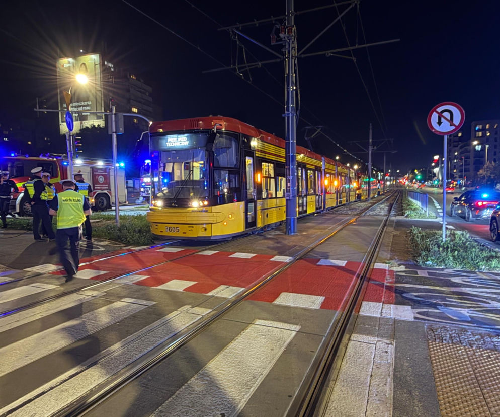 Kobieta pod tramwajem w Warszawie. Została ciężko ranna