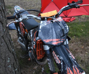 Podkarpackie. Pędził na motorze i roztrzaskał się o drzewo. Znajomi pożegnali go w niezwykły sposób.  [GALERIA] 