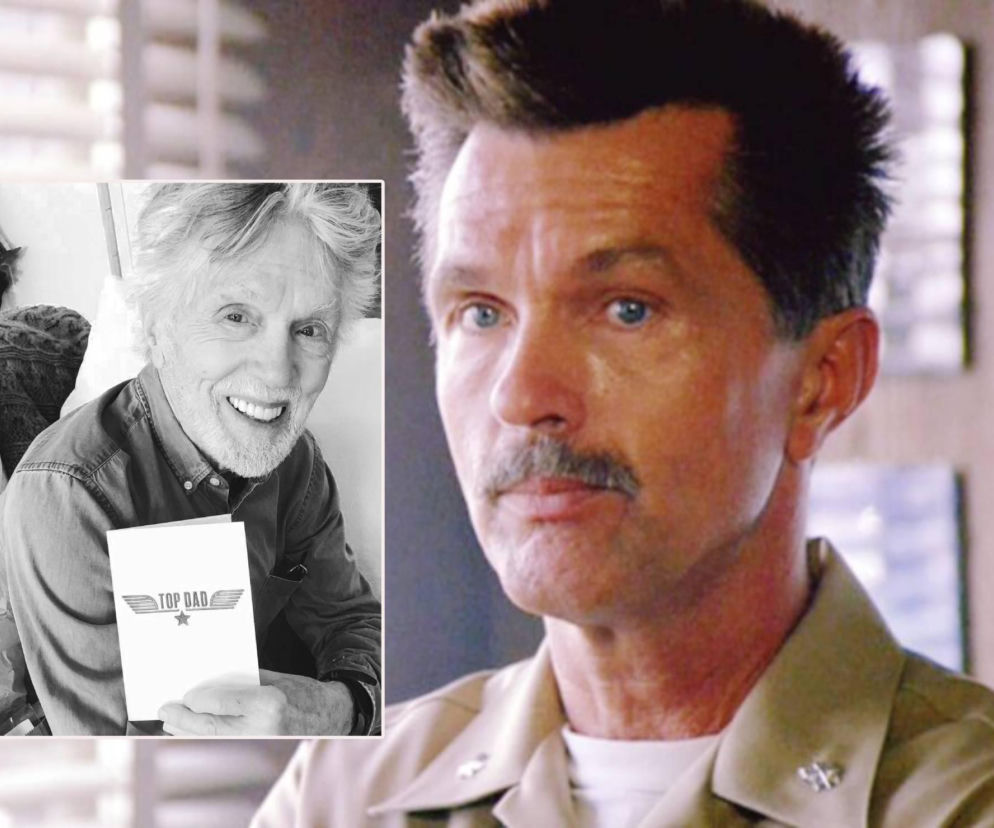 Aktor Tom Skerritt w mundurze. Na miniaturze uśmiechnięty artysta z kartką Top Dad. O jego śmierci przeczytasz na SE.