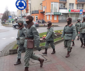 Wojsko na ulicach Iławy! To rekonstruktorzy stanu wojennego