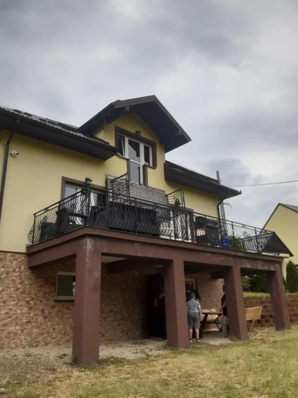 Stara Wieś. W domu jednorodzinnym URWAŁ SIĘ balkon! Trzy osoby w szpitalu