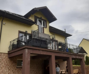 Stara Wieś. W domu jednorodzinnym URWAŁ SIĘ balkon! Trzy osoby w szpitalu
