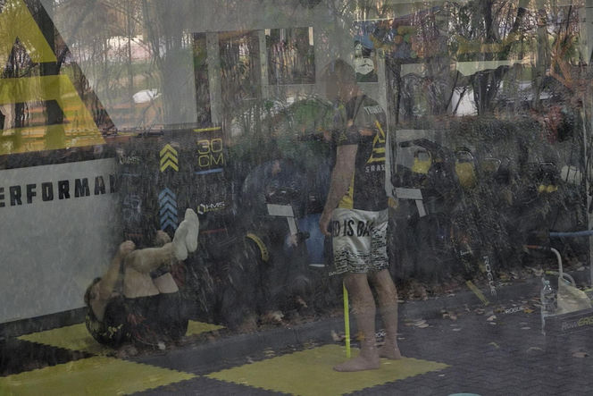 Bartosz Żukowski na siłowni