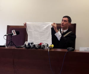 Dwie chusty zaszyte w ciele pacjenta. Lekarz niewinny!