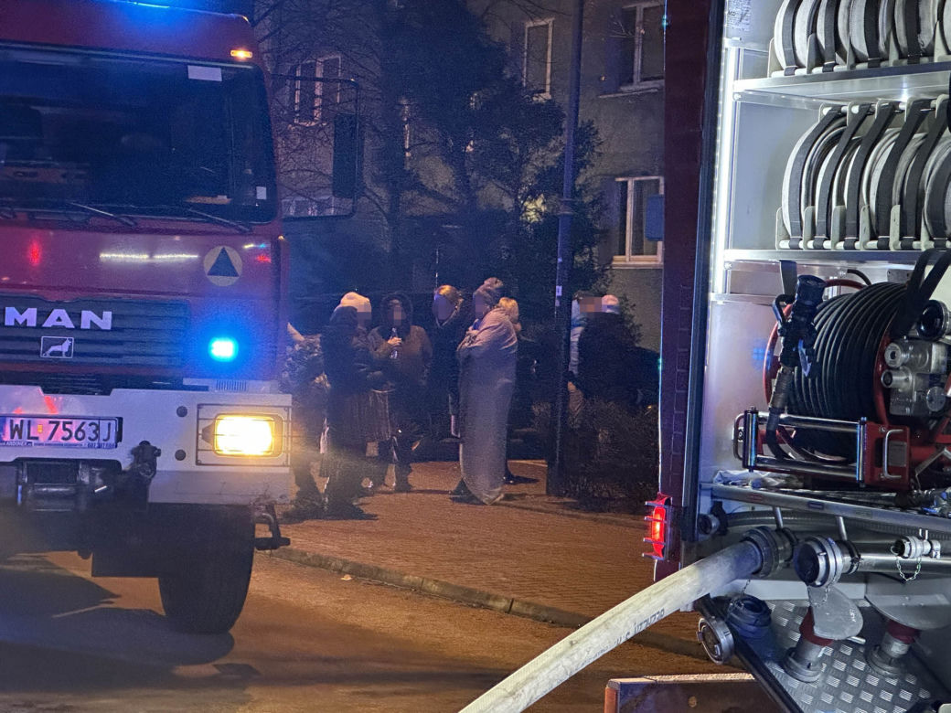Przez rupiecie na korytarzu mogli stracić życie. Szafki i sztuczna choinka zajęły się ogniem. Potworny pożar w Legionowie