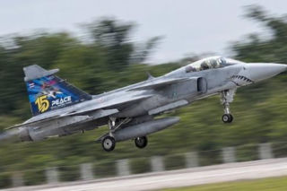 Pierwszy samodzielny lot królowej Tajlandii za sterami myśliwca Gripen