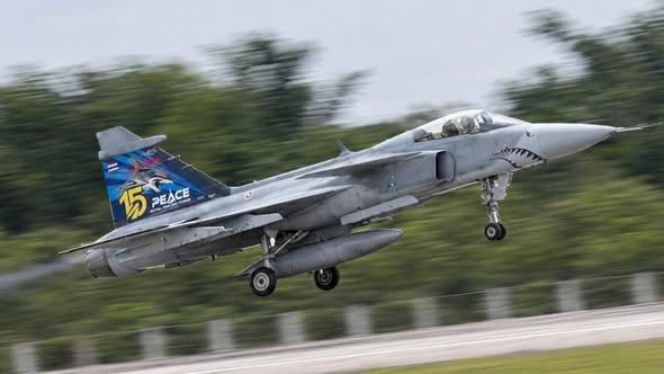 Pierwszy samodzielny lot królowej Tajlandii za sterami myśliwca Gripen