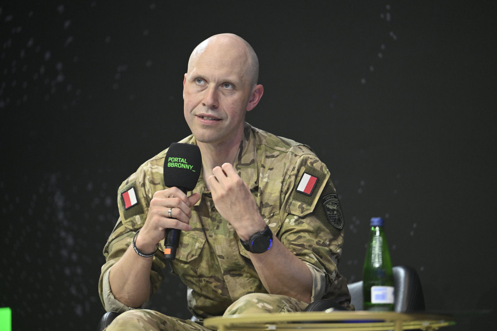 Warszawskie Targi Obronne. Scena Biała. Fire chat: Gen. Chmielewski o pasji do cyberbezpieczeństwa i i ekstremalnego biegania