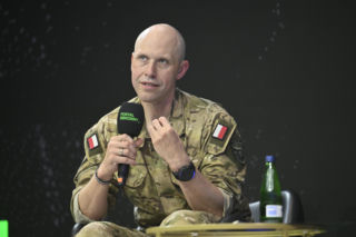 Warszawskie Targi Obronne. Scena Biała. Fire chat: Gen. Chmielewski o pasji do cyberbezpieczeństwa i i ekstremalnego biegania