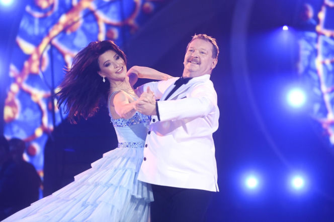 Dawno niewidziany Wiesław Nowobilski pokazał się z Romanowską. Pamiętacie jego pląsy w "Tańcu z Gwiazdami"?