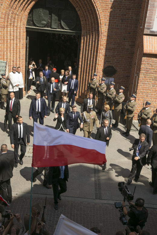 Przejście prezydenta RP z archikatedry do Zamku Królewskiego