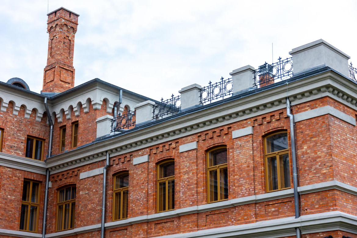 Remont dawnego kasyna oficerskiego w Twierdzy Modlin – nowe okna