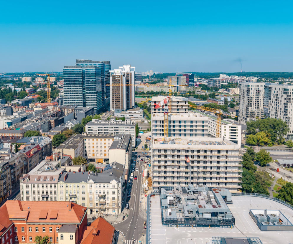 Budowa osiedla Mikato w centrum Katowic na tle panoramy miasta. O tej inwestycji przeczytasz w serwisie Architektura.
