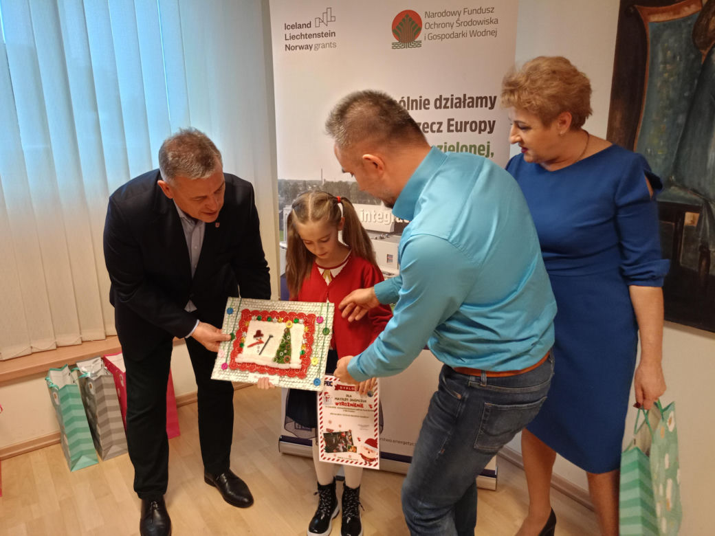 Podsumowanie konkursu na bożonarodzeniową kartkę świąteczną z recyklingu odbyło się w siedzibie Przedsiębiorstwa Energetycznego w Siedlcach