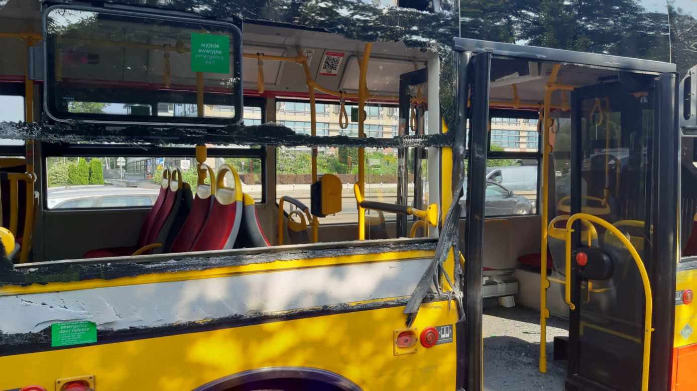 Ciężarówka zmasakrowała autobus miejski. Makabra na drodze w Warszawie!