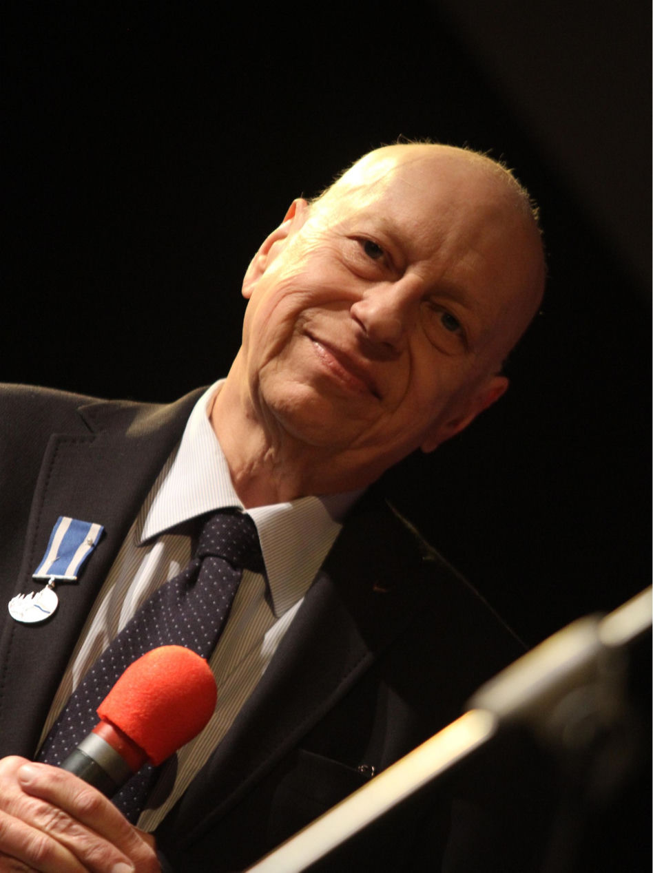 Jerzy Stuhr zaczął mówić i stawia pierwsze kroki