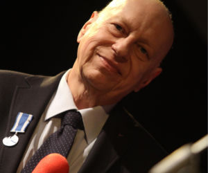 Jerzy Stuhr zaczął mówić i stawia pierwsze kroki