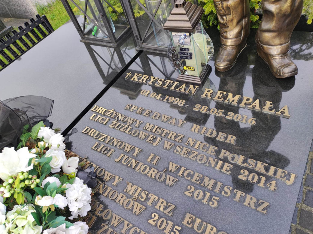 Tragiczna śmierć 18-letniego  żużlowca wstrząsnęła całą Polską. Tak wygląda teraz grób Krystiana Rempały