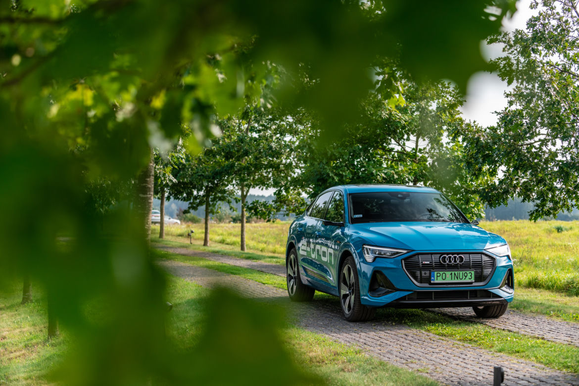 Audi e-tron Sportback 55 quattro S line (Antigua Blue)