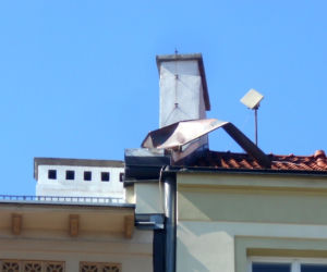 Niebezpieczna blacha na Krakowskim Przedmieściu