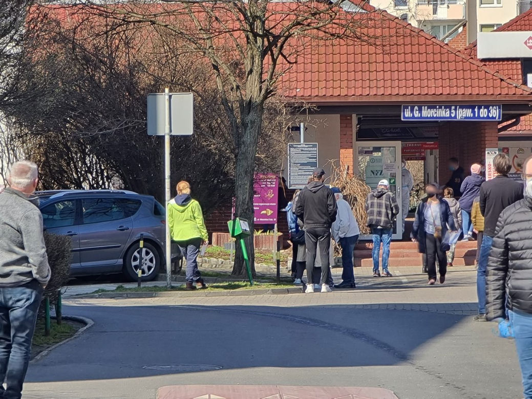 Gigantyczne kolejki do testów na koronawirusa w Warszawie. System tego nie wytrzyma?