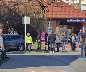 Gigantyczne kolejki do testów na koronawirusa w Warszawie. System tego nie wytrzyma?