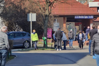 Gigantyczne kolejki do testów na koronawirusa w Warszawie. System tego nie wytrzyma? [ZDJĘCIA]