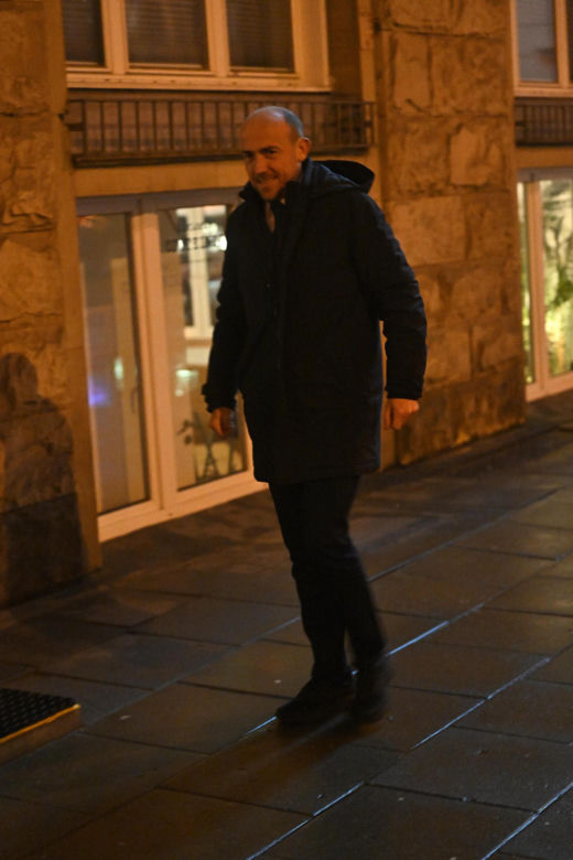Donald Tusk i Borys Budka pod siedzibą PO