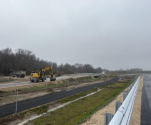 Na autostradzie A2 na wschód od Warszawy prace idą pełną parą, zarówno w dzień, jak i po zmroku