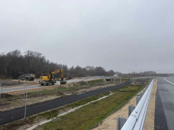 Na autostradzie A2 na wschód od Warszawy prace idą pełną parą, zarówno w dzień, jak i po zmroku