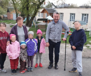 pojechał zawieźć kamizelki na Ukrainę
