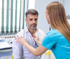 Przełom w wytycznych. Masz 30 lat? Nowe zasady walki z cholesterolem mogą uratować ci życie