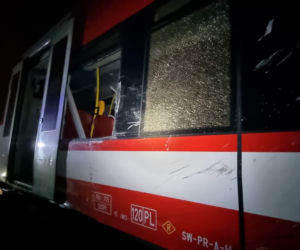 Zderzenie busa i pociągu pod Poznaniem. Są ranni!