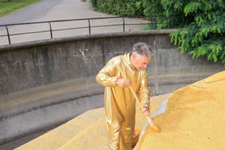 Architektoniczna broszka: kapsuła złotego kosmonauty i dach z blachy trapezowej. To dom z pracownią artysty 