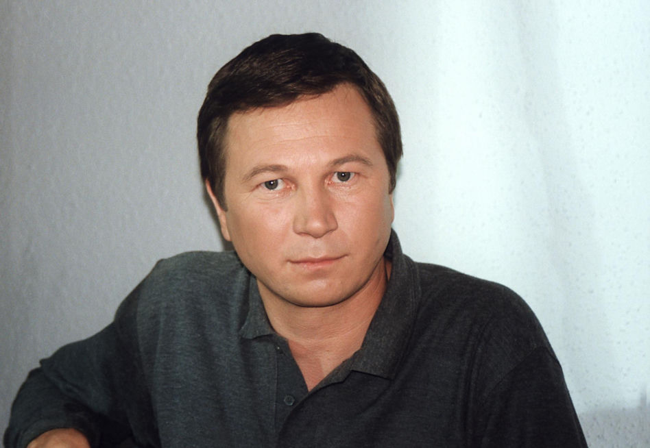 Piotr Cyrwus kiedyś i dziś. Tak przez lata zmieniał się aktor znany z roli Ryśka w "Klanie"