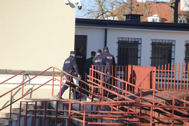 Bartosz G. przywieziony do Prokuratury Okręgowej w Płocku